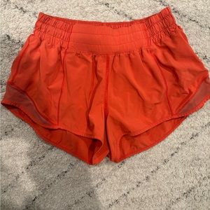 Lululemon orange Hotty hots 2.5 inch size 4